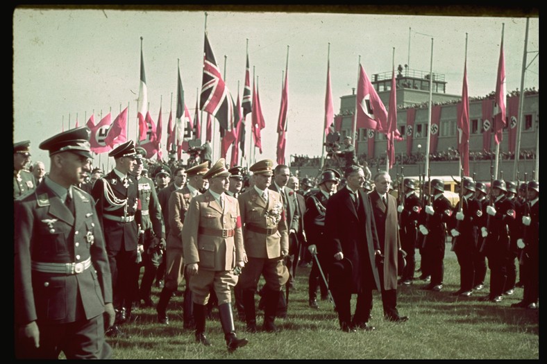 Neville Chamberlain podczas wizyty w Niemczech w 1938 r. Na zdjęciu także: Adolf Wagner, Karl Fiehler, Franz Ritter von Epp, Sir Neville Henderson i Joachim von Ribbentrop