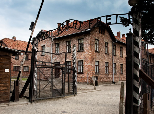 Działacz skrajnej niemieckiej prawicy trafił do sądu za tatuaż z Auchwitz