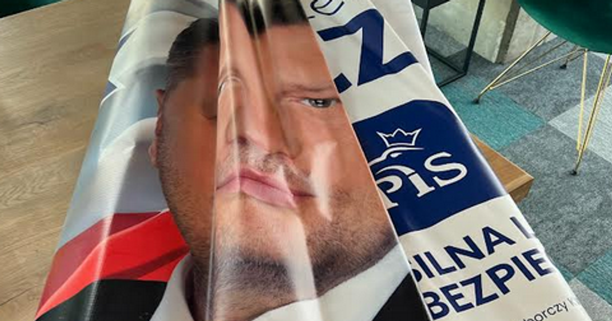 Tajemnice byłego prezesa PZU Zdrowie. Skąd w biurze spółki wzięły się plakaty wyborcze Czarnka?