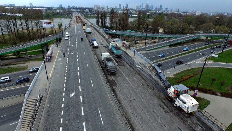 Most Łazienkowski został zamknięty dla ruchu 14 lutego, po pożarze, który uszkodził jego konstrukcję. Sprawą zajmuje się prokuratura. Niestety, dotychczas przyczyna pożaru jednego z najważniejszych mostów w stolicy nie jest jeszcze ustalona. 

<br><br>(mr) PAP/Leszek Wdowiński