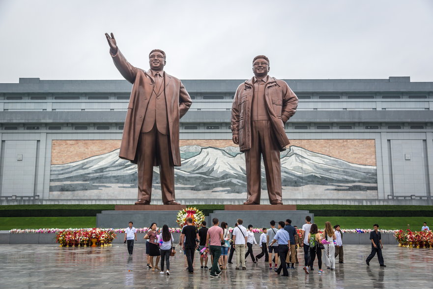 Miejscowi i turyści przed pomnikiem przywódcy Korei Północnej w Pjongjangu