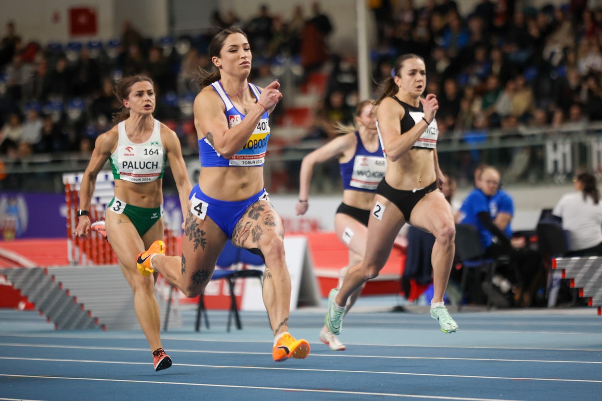 Ewa Swoboda (C) w biegu na 60 m podczas lekkoatletycznych halowych mistrzostw Polski w Toruniu