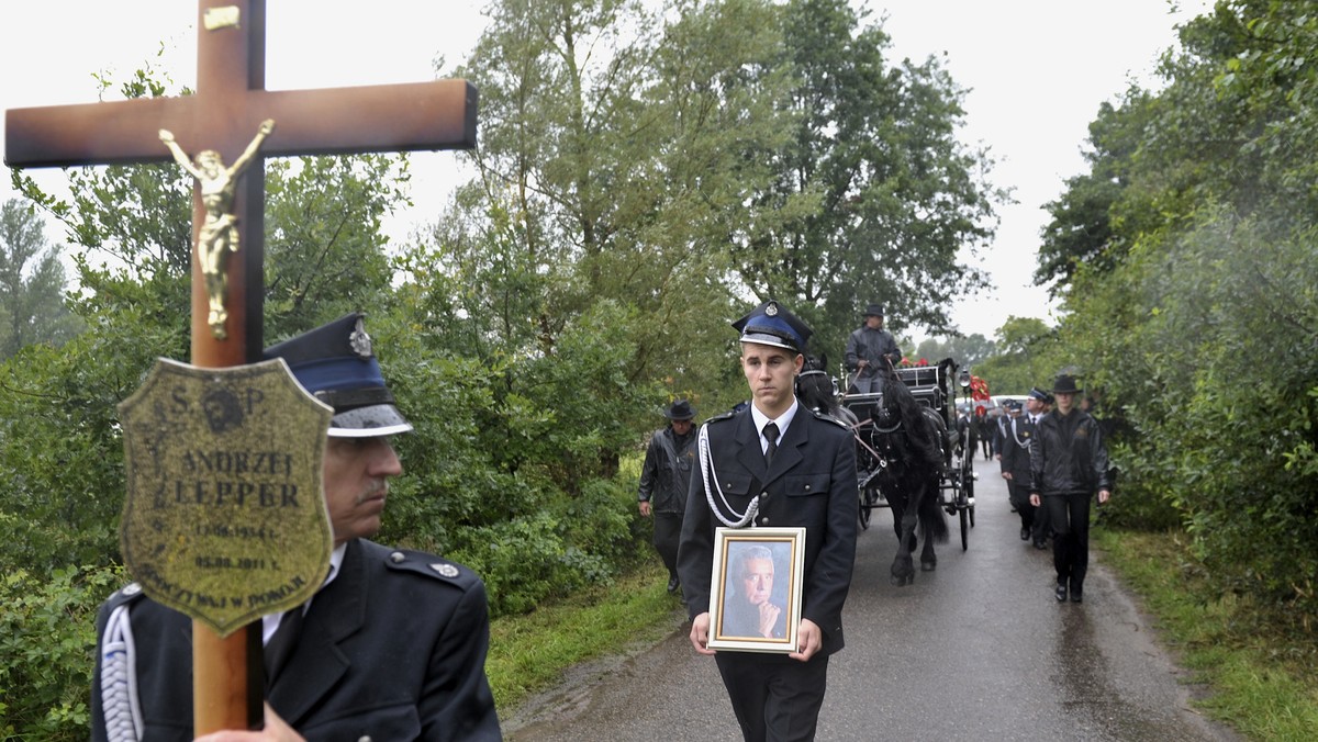 - Byłeś wielki, lecz twoja droga była trudna. Obrzucano cię błotem i haniebnymi oskarżeniami. Nie poddałeś się, potrafiłeś się odrodzić. Ten sam wielki Lepper gotowy do walki. Wierzę, że dobry Bóg pozwoli odkryć prawdę o śmierci Andrzeja. Andrzeju bądź z nami na zawsze - tak podczas uroczystości pogrzebowych na cmentarzu w Krupach żegnał się z przywódcą Samoobrony, jego kolega z partii Janusz Maksymiuk. Uroczystości pogrzebowe dobiegły końca.