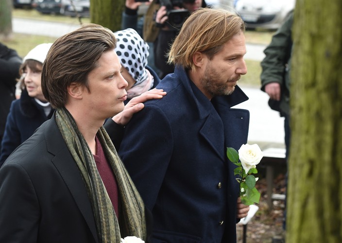 Synowie Andrzeja Żuławskiego – Xawery i Ignacy podczas pogrzebu reżysera