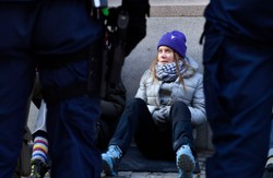 Usunęli ją siłą. Greta Thunberg protestowała pod szwedzkim parlamentem