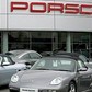 Porsche samochody przed salonem