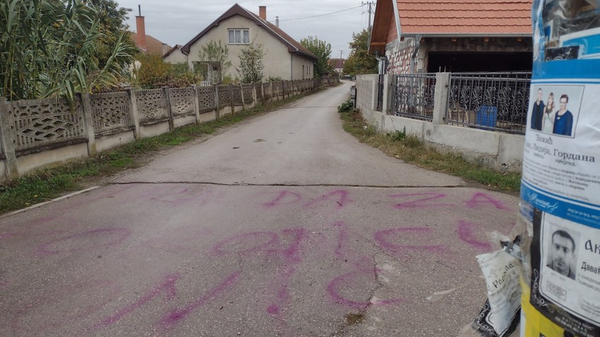 Šokantan grafit osvanuo na ulici u kojoj živi porodica Đokić par dana nakon što je Džonić uhapšen