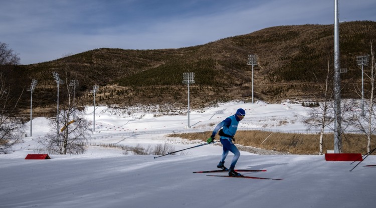 Nem nyújt túl impozáns látványt a csupasz föld és a mesterséges hó alkotta kontraszt a pekingi téli olimpia helyszínén