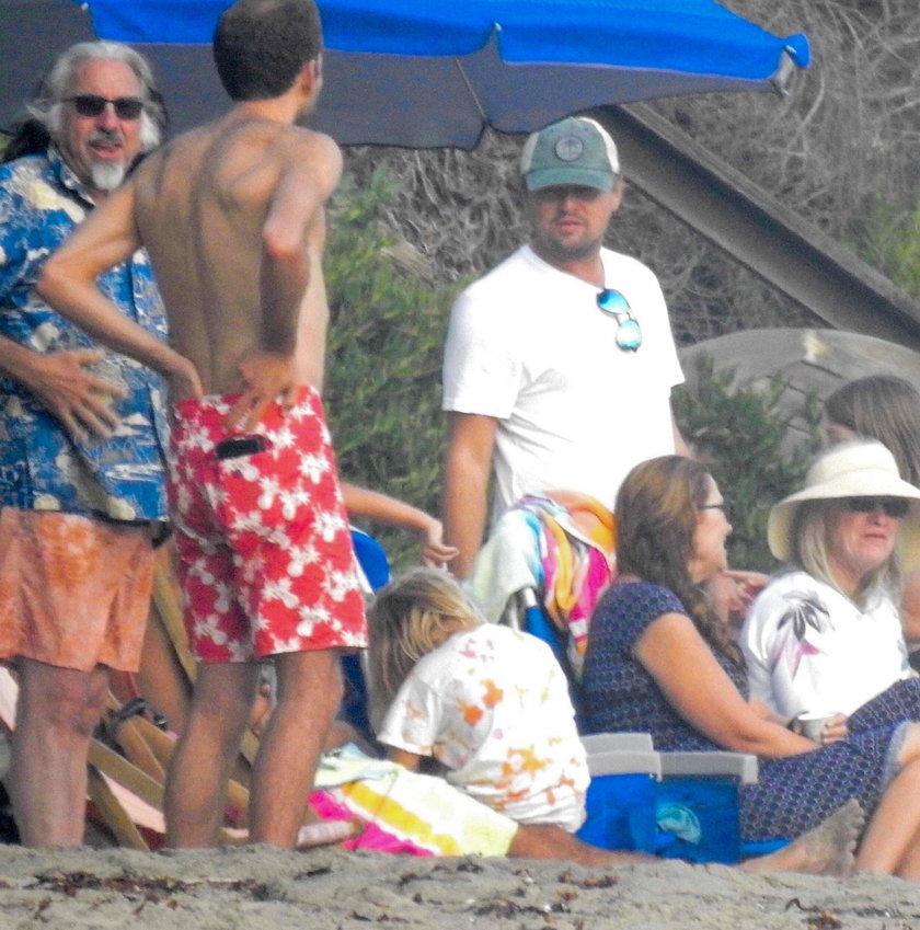 DiCaprio wylegiwał się na plaży z kumplami. W pewnym momencie zrobiło się nieprzyjemnie