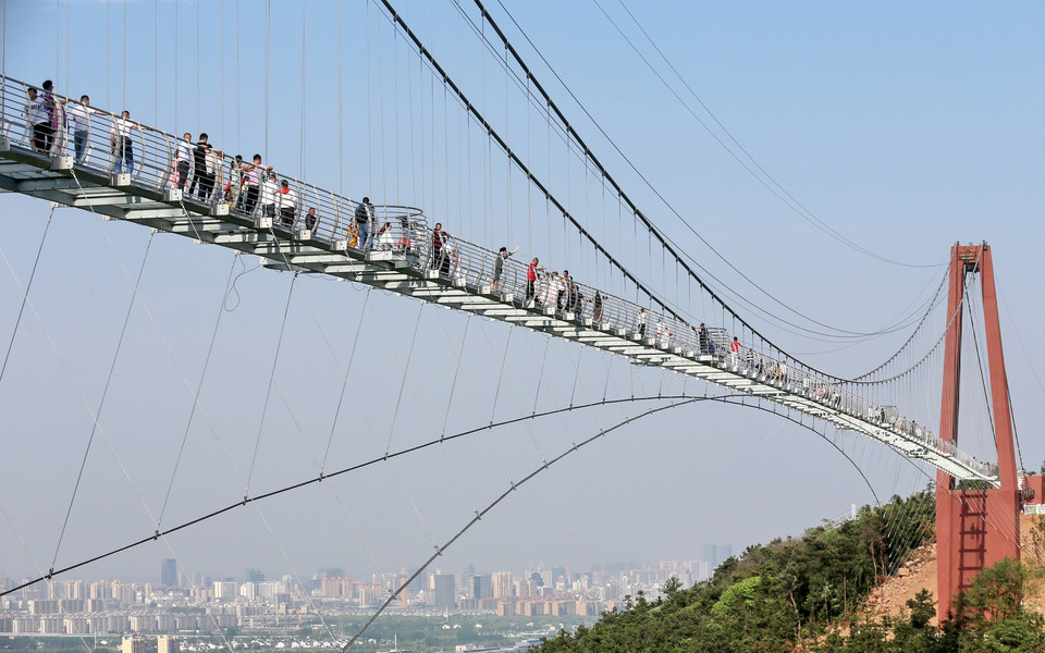 Szklany most w Huaxi World Adventure Park