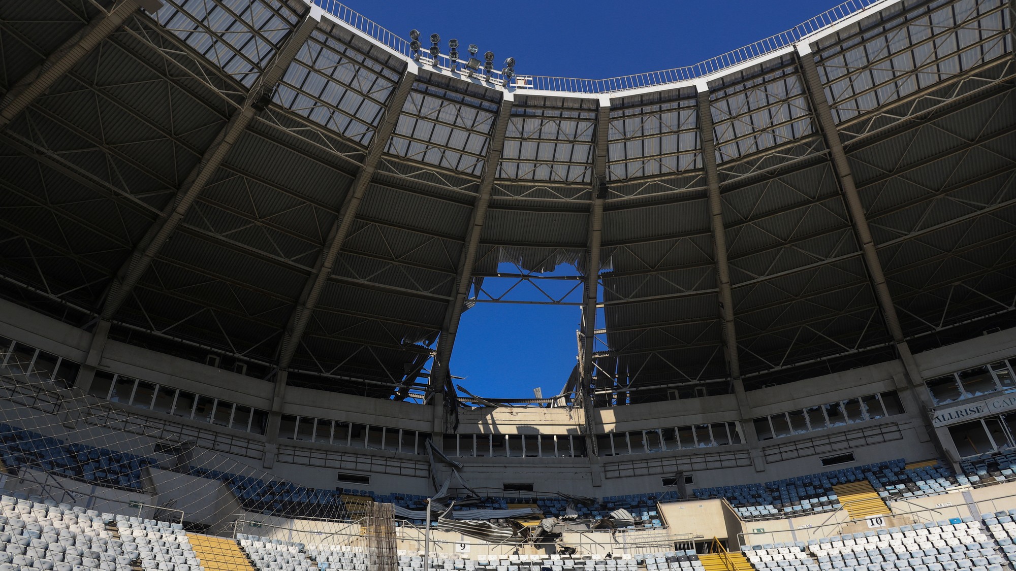 Následky útoku ruského dronu na štadión v Odese na Ukrajine, 7. augusta 2026.