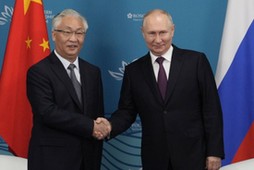 Zhang Guoqing i Władimir Putin