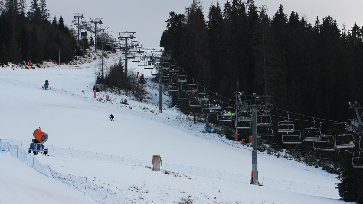 Halny szaleje pod Tatrami. Część stacji narciarskich jest zamkniętych