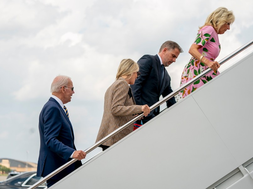 Joe Biden z rodziną wchodzą na pokład samolotu.