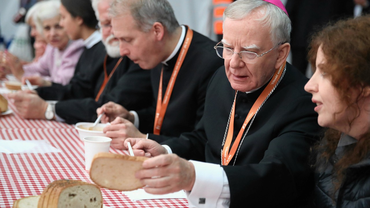 Kolejna odsłona sporu arcybiskupa Jędraszewskiego z księdzem Rasiem. Jest wiele niejasności