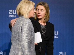 Wpadka! Holenderska minister obrony w stroju mocno karnawałowym na politycznych salonach