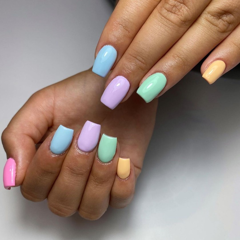 Les ongles seront hauts en couleur cette saison, en particulier pastel et néon. 