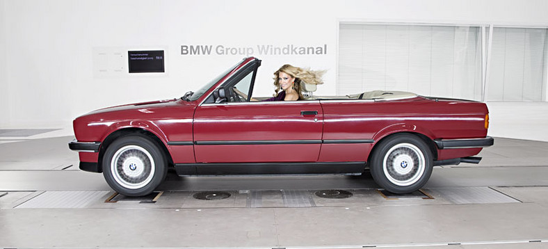 Blond bogini w tunelu aerodynamicznym BMW