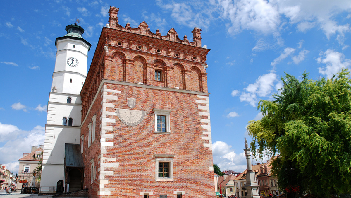 Niewiele jest równie wspaniałych miejsc jak wysoka wieża górująca nad starym miastem zawieszonym na wzgórzach między niebem a ziemią. Takim miejscem jest Sandomierz i górująca nad nim Brama Opatowska.