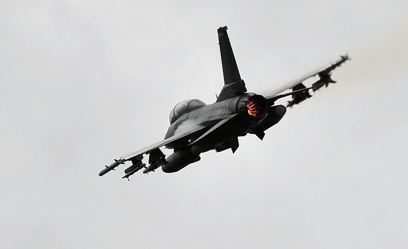 Głównym celem jest zgrywanie pododdziałów do walki w operacji sojuszniczej.<br>Amerykański samolot F-16, podczas ćwiczeń SABER STRIKE-15 na Poligonie Drawskim<br><br>fot. (mb/mr) PAP/Marcin Bielecki