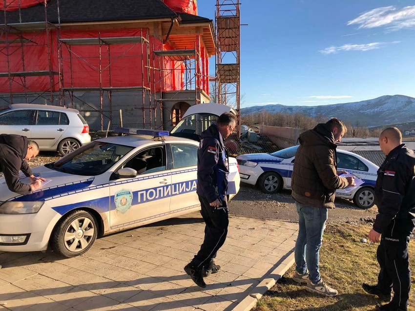 Policija na mestu sudara dva automobila