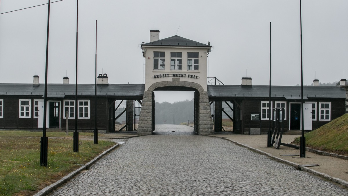 Tablica upamiętniająca zamordowanych więźniów z Tykocina (Podlaskie) zostanie we wtorek odsłonięta na terenie Muzeum Gross-Rosen w Rogoźnicy (Dolnośląskie). To element obchodów 72. rocznicy wywózki mieszkańców Podlasia do niemieckich obozów koncentracyjnych.