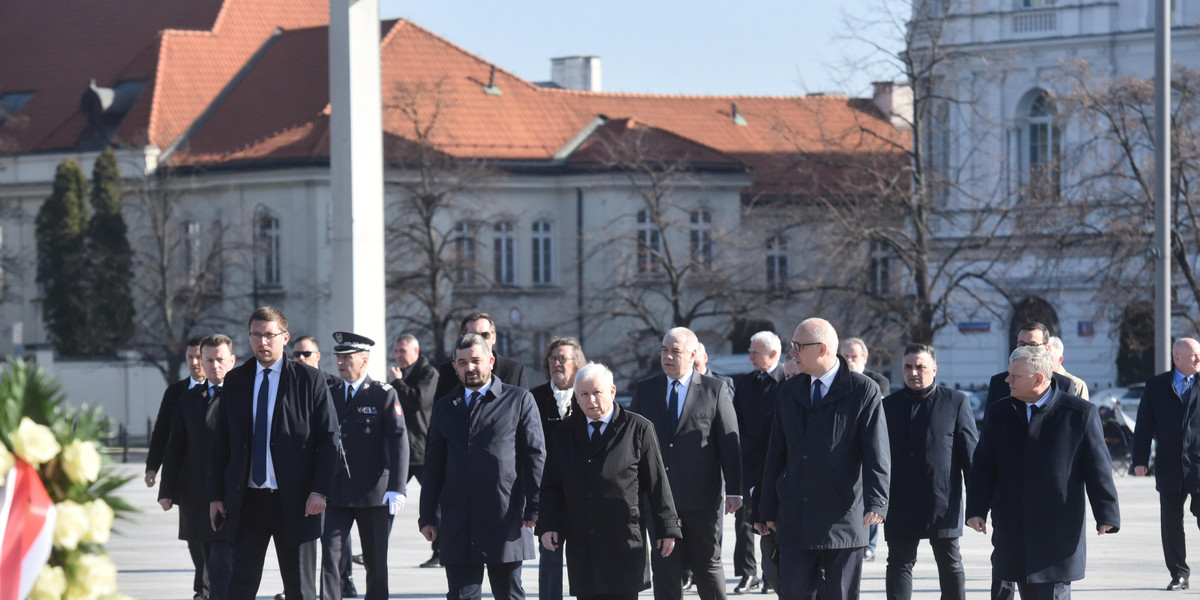 Politycy pod pomnikiem Lecha Kaczyńskiego w Warszaw