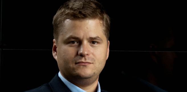 <b>11. Łukasz Felsztukier, prezes iTaxi.pl, założyciel Digital One, Sendbox, TOYAnet, broker innowacji funduszu StartMoney</b><br>Niemożliwe staje się niemożliwe tylko wtedy, jeśli w to uwierzysz” – to motto Łukasza Felsztukiera, który dziesięć lat wcześniej stworzył agencję interaktywną Digital One, a później – gdy firma była liczącym się graczem – sprzedał ją nowemu inwestorowi.<br>Po rozstaniu na dobre z pierwszym biznesem nie zwolnił tempa. Trafił do firmy Cardinal Pharma Trade, gdzie odpowiadał za sprzedaż komponentów do produkcji leków. W ciągu czterech lat sprzedaż wzrosła z 7,5 mln do 10 mln zł. Ale równocześnie rozwijał inne biznesy – jak np. Sendbox, który stworzył aplikację umożliwiającą integrację środowiska brokera usług kurierskich z firmami kurierskimi oraz automatyzację procesów obsługi i rozliczania klientów. Obecnie korzysta z niej 200 firm.<br>Kolejnym przedsięwzięciem jest próba dokonania rewolucji na rynku taksówkarskim. Pod koniec ubiegłego roku rozpoczął budowę firmy iTaxi. Stworzyła ona aplikację pozwalającą na zamawianie taksówek bezpośrednio ze smartfona z pominięciem central. Do inwestycji udało się mu namówić Łukasza Wejcherta, byłego współwłaściciela Grupy ITI i prezesa Onetu. Jak dotąd aplikację iTaxi pobrało 25 tys. osób, które mogą w ten sposób korzystać z ponad 400 taksówek w Warszawie, Wrocławiu i Gdyni, a wkrótce w Poznaniu, Krakowie i Gdańsku.<br>33-letni Felsztukier, poza działalnością biznesową, interesuje się też nowymi technologiami. Pasję realizuje m.in. jako jeden z prowadzących program telewizyjny „TOYAnet” łódzkiego operatora kablowego.