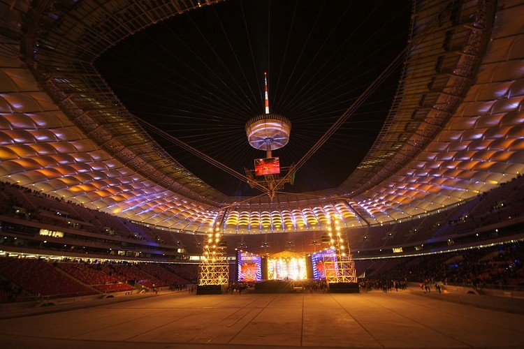 Stadion Narodowy w Warszawie zainaugurował swoją działalność koncertem pod hasłem „Oto jestem”, 29 stycznia 2012 r. Imprezę rozpoczęła krótka konferencja prasowa z ówczesną minister sportu Joanną Muchą.  

W trakcie pięciogodzinnego koncertu zagrały polskie zespoły - Voo Voo i Haydamaki, Zakopower, Coma, T-Love i Lady Pank a także Stanisław Sojka. Inauguracyjną imprezę zakończył pokaz sztucznych ogni. W imprezie i wyjątkowo – bezpłatnym – koncercie wzięło udział (według organizatorów) nawet 75 tysięcy ludzi.
<br> 
 Foto: Mateusz Włodarczyk