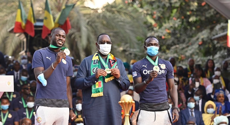 Le président du Sénégal a récompensé les joueurs avec 50 millions FCFA chacun et des parcelles de terrain pour avoir remporté la CAN