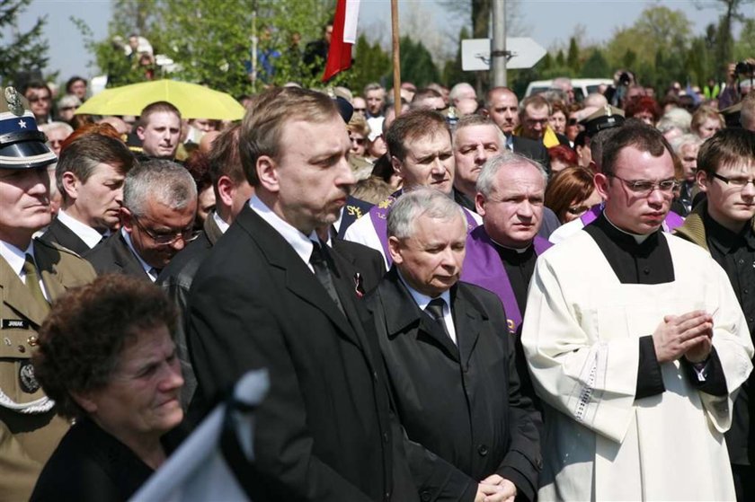 Przyjaciele, znajomi i koledzy wrocławskiej posłanki Aleksandry Natalli - Świat (51 l.) tłumnie przybyli wczoraj pod wrocławski kościół pod wezwaniem Maksymiliana Marii Kolbego, a potem na cmentarz, by pożegnać swoją przyjaciółkę. Na uroczy...