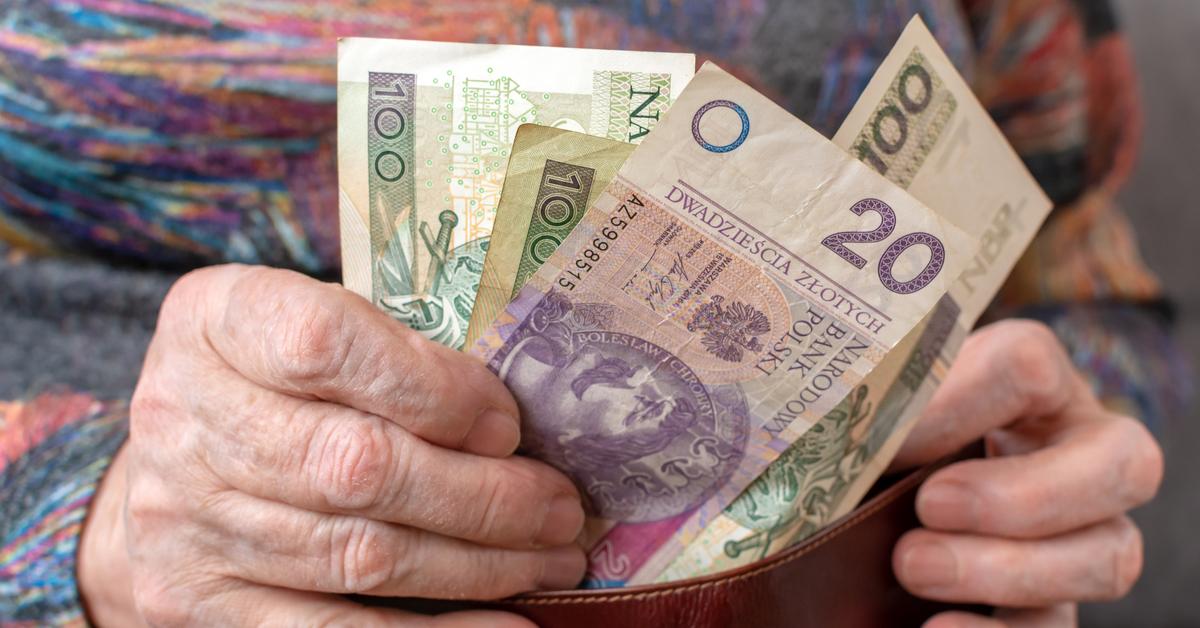 1978,49 zł wpłynie na konta. Czy komornik może zabrać 13. i 14. emeryturę? istotny komunikat dla seniorów w 2026 roku