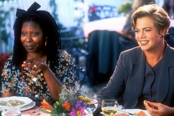 Kathleen Turner jako Alberta Trager i Whoopi Goldberg jako Sylvie Morrow w filmie "Księżyc i Valentino" (1995)