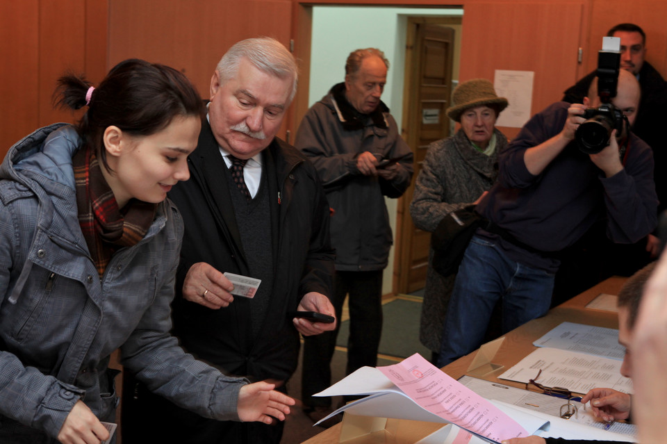 Były prezydent Lech Wałęsa oddał swój głos w Gdańsku, fot. PAP/Roman Jocher