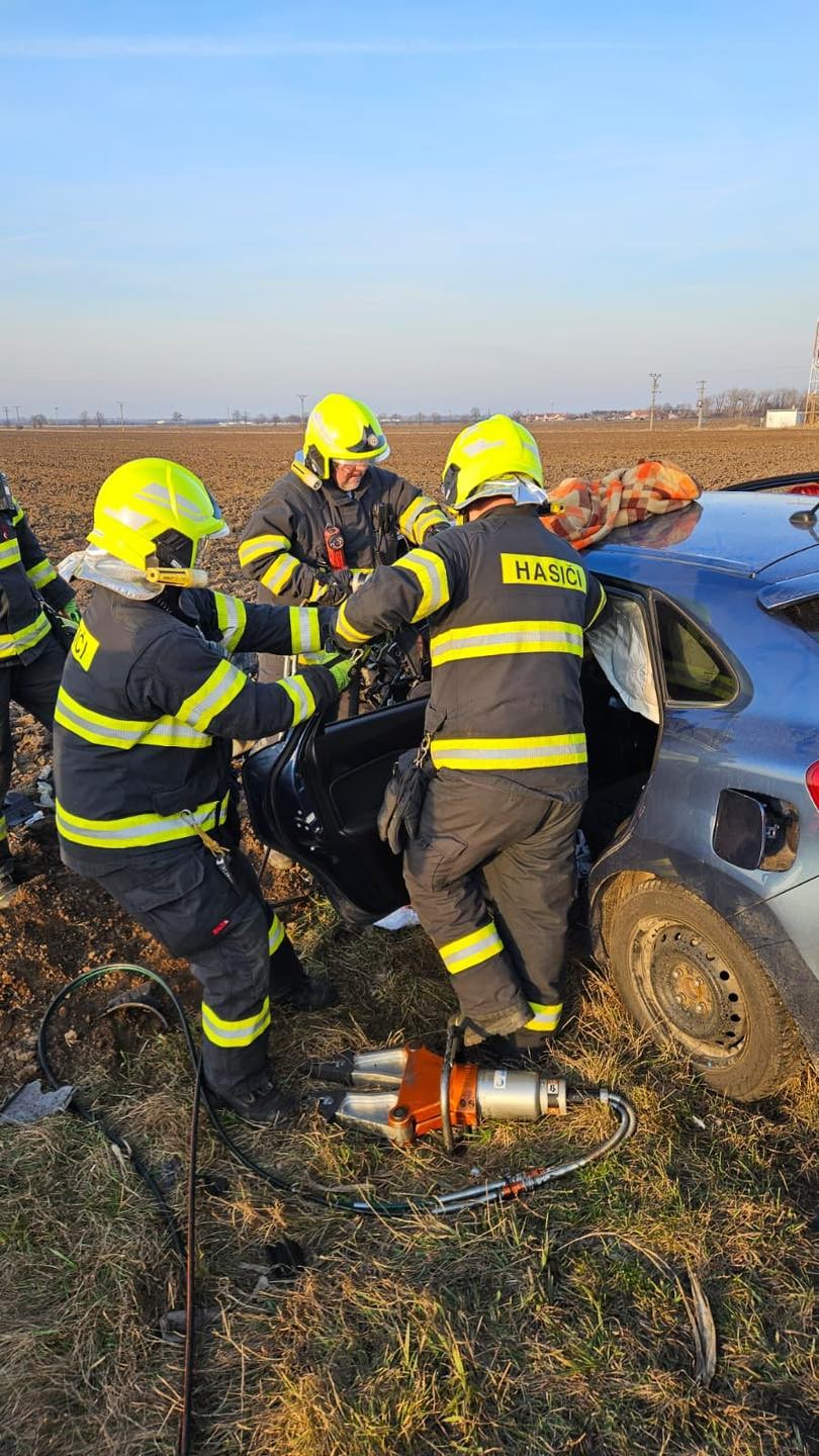 Hasiči z hasičskej stanice Senec zasahovali pri dopravnej nehode dvoch osobných motorových vozidiel.
