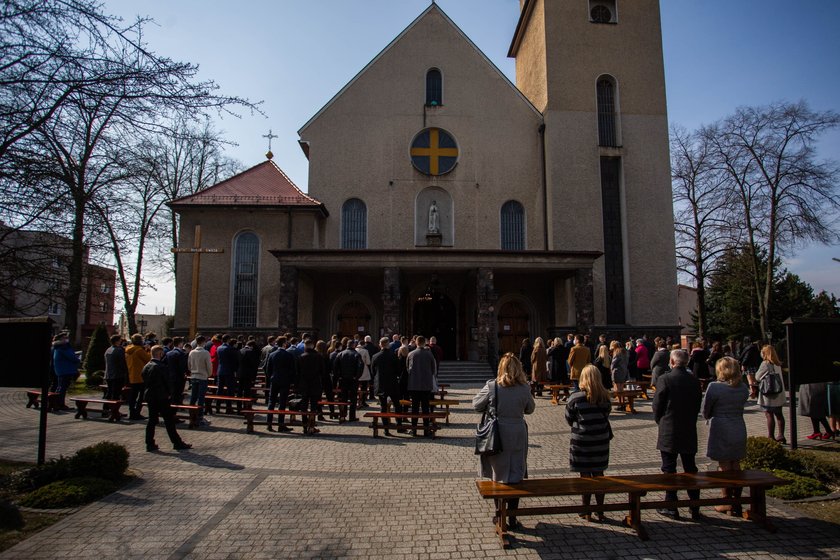 Kraków. Pierwszy dzień lockdownu a w Czyżynach bierzmowanie. Tłumy pod kościołem