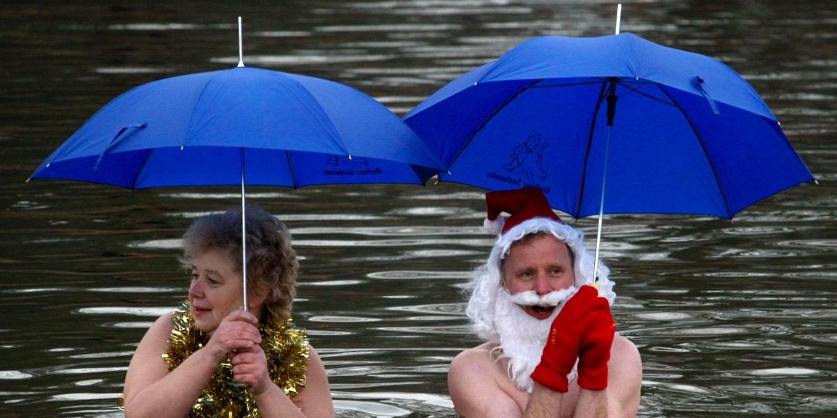 Członkowie berlińskiego Klubu Morsów „Berliner Seehunde” kąpią się w jeziorze Orankesee w Berlinie, 25 grudnia 2007 r.