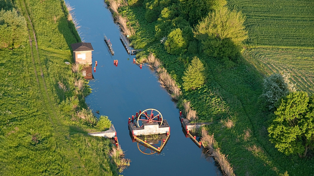 20 mln zł kosztować będzie przebudowa szlaku żeglownego na Kanale Elbląskim. Prace, które rozpoczną się 16 sierpnia zostały sfinansowane w połowie przez Unię Europejską; drugie tyle dołoży budżet państwa - podał PAP Regionalny Zarząd Gospodarki Wodnej (RZGW) w Gdańsku.