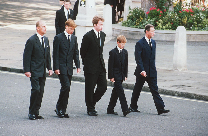 Pogrzeb księżnej Diany. Na zdjęciu: książę Filip, książę William, Charles Spencer, książę Harry i książę Karol