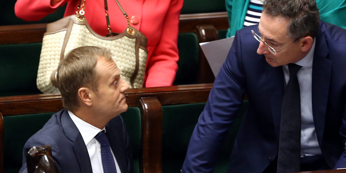 Donald Tusk (z lewej) i Bartłomiej Sienkiewicz (z prawej) po ośmiu latach mają znowu razem zasiąść w rządowych ławach