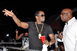 SNIMAK KOJI LEDI KRV U ŽILAMA Reper obara na pod svoju devojku i KRVNIČKI JE ŠUTIRA: "Terao me je da spavam sa STRIPERIMA I MUŠKIM PROSTITUKAMA, a on da nas gleda. Jedino sam DROGIRANA mogla to da radim"