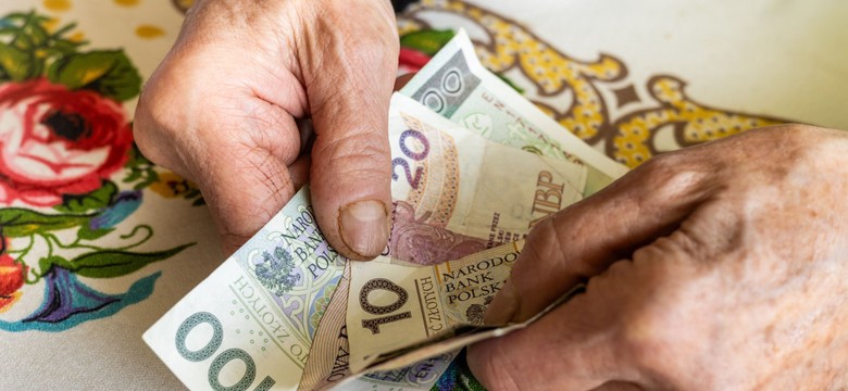Czy 60-latka z 20-letnim stażem pracy dostanie emeryturę? Jaka to będzie kwota?
