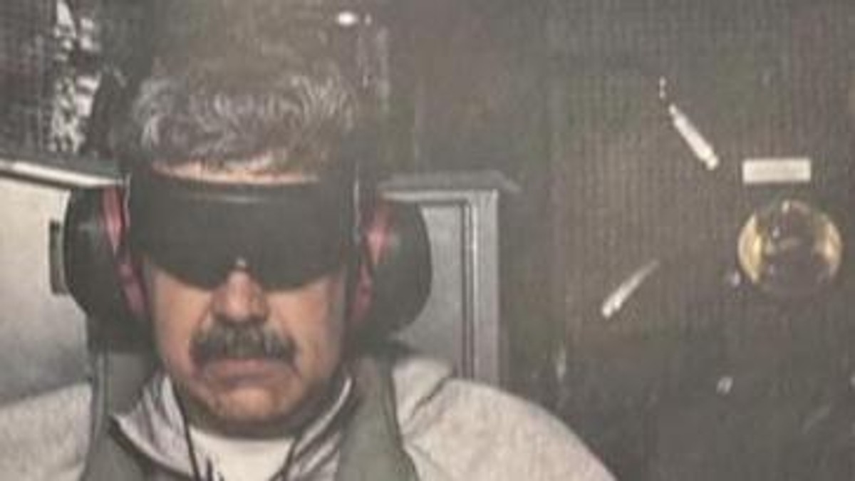 Maduro je fotografisan na američkom brodu Ivo Džima u lisicama, sa štitnicima za uši i nekom vrstom poveza za oči | Foto: @realDonaldTrump