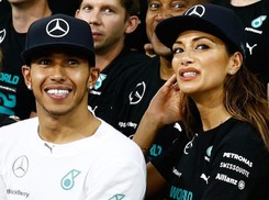 Hamilton mistrzostwo Formuły 1 fetował w towarzystwie swojej pięknej narzeczonej. ZDJĘCIA