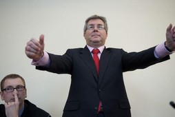 Czarnecki w sądzie, rączki rozłożone