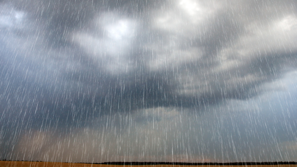 Jak będzie dziś pogoda? Dzień upłynie pod znakiem umiarkowanego i dużego zachmurzenia, przelotnego deszczu i wyładowań atmosferycznych w znacznej części kraju. Lokalnie może pojawić się także grad.