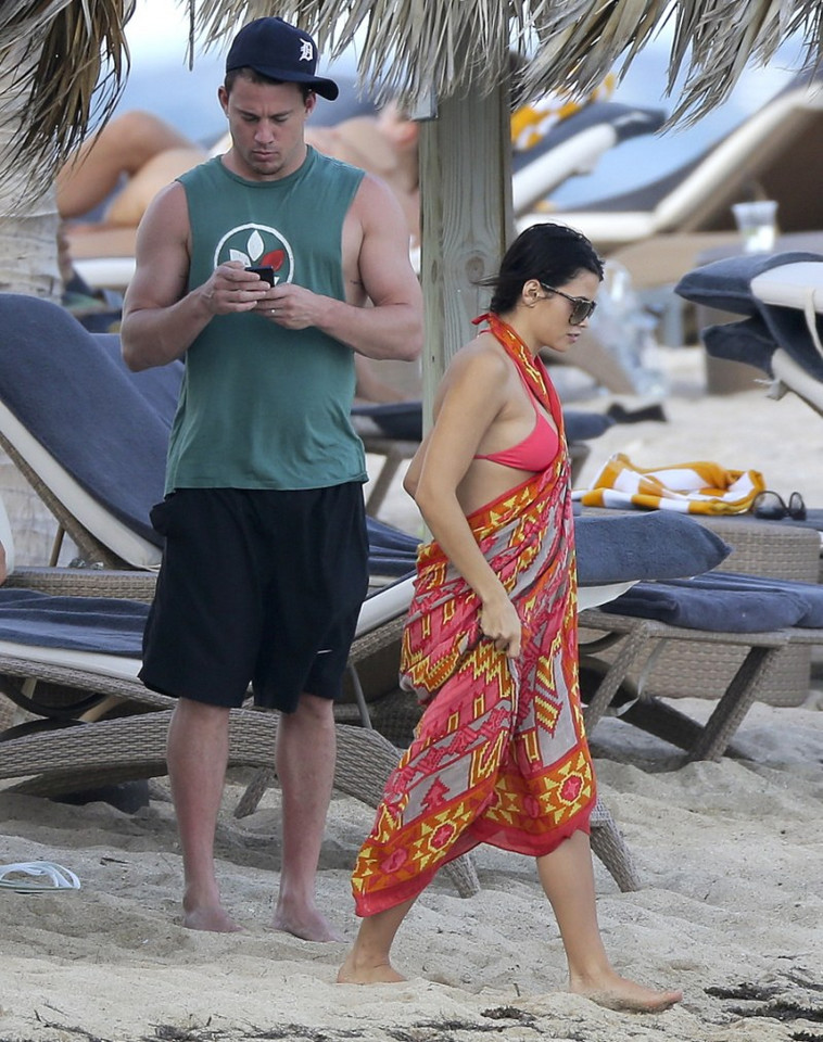 Channing Tatum z ciężarną żoną na plaży