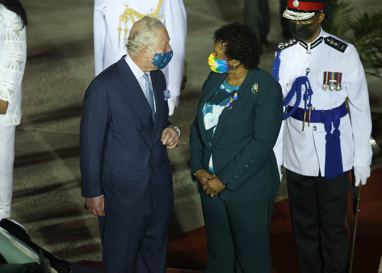 Książę Karol wraz z Sandrą Mason, prezydent elekt Republiki Barbadosu.