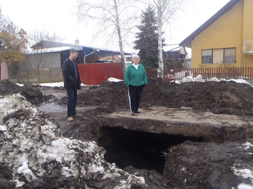 Biljana i Vladimir Babić kraj mesta gde je pukla cev