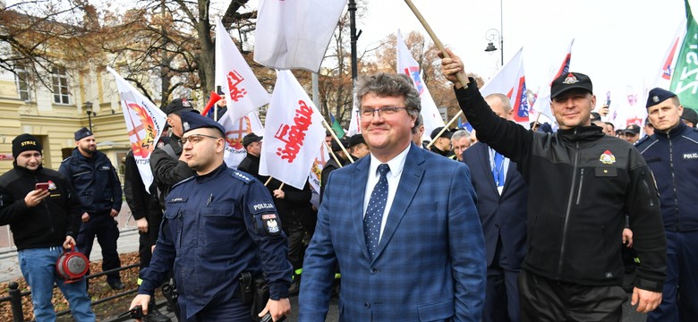 Protest służb mundurowych przed KPRM. Wiceszef MSWiA: Słyszymy wasze głosy